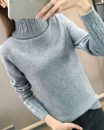 Damski sweter typu golf z plecionką