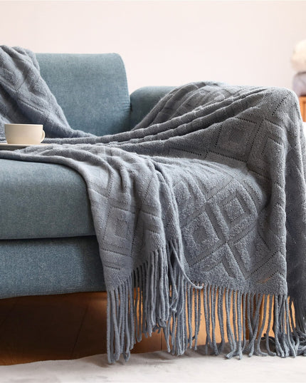 Koc z frędzlami i wzorzystą fakturą