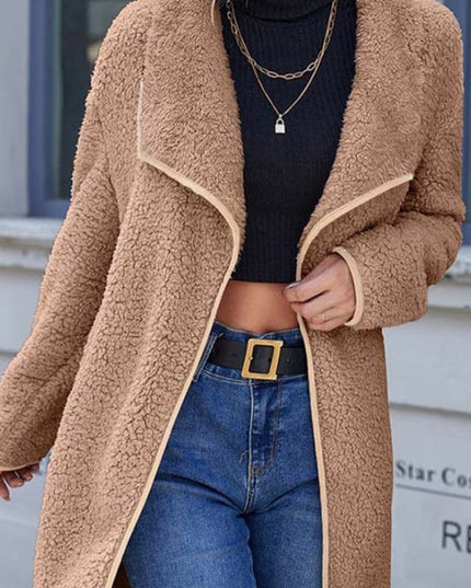 Damski płaszcz wykończony lamówką