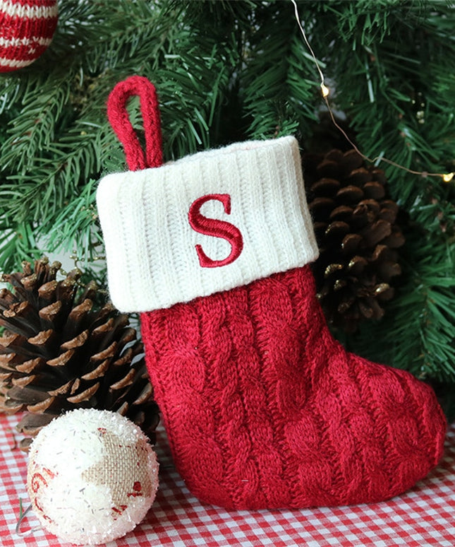 Świąteczna ozdoba wisząca w postaci skarpety z literą S