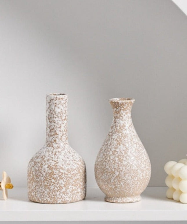 Wazon o chropowatym złotym wykończeniu