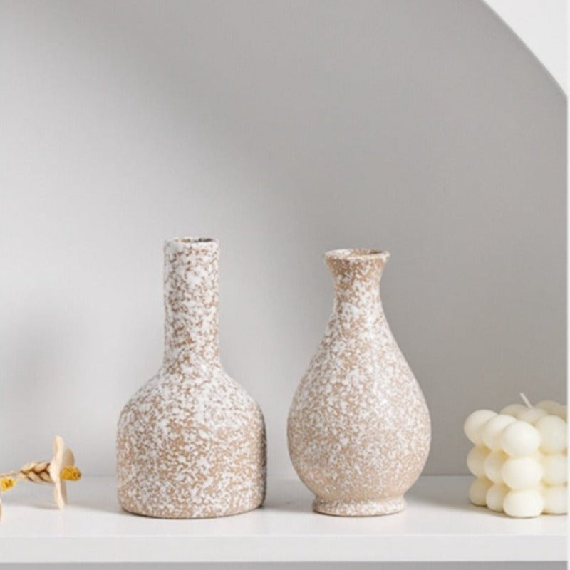 Wazon o chropowatym złotym wykończeniu