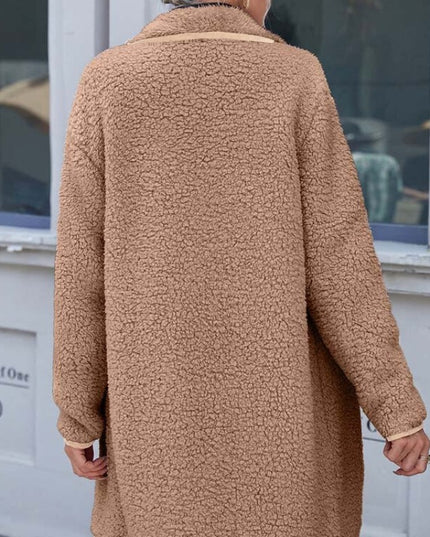 Damski płaszcz wykończony lamówką