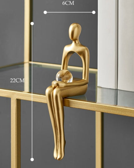 Figurka dekoracyjna postać w złotym kolorze