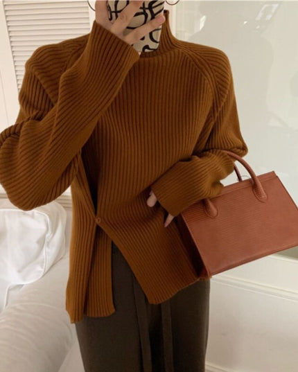 Damski sweter typu golf z ozdobnym rozcięciem