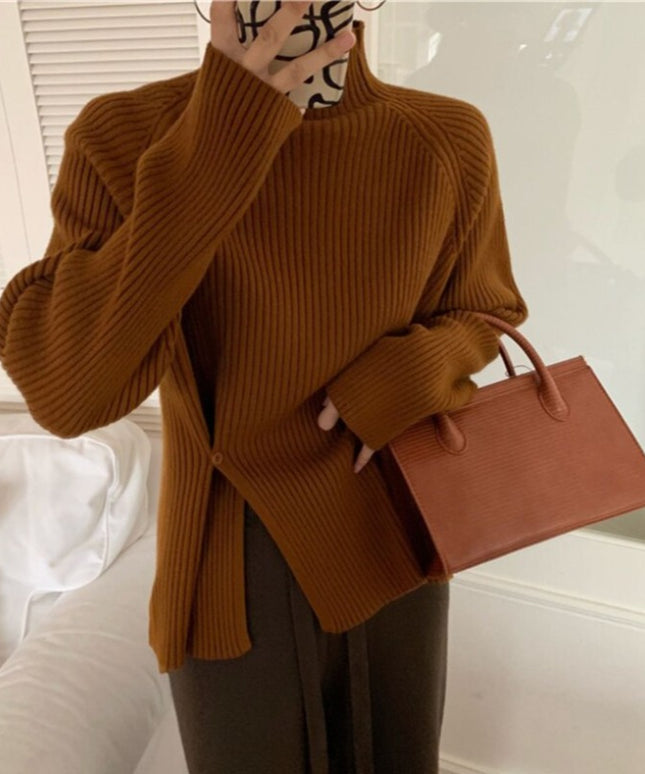 Damski sweter typu golf z ozdobnym rozcięciem