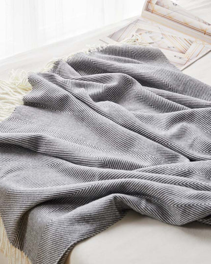 Koc we wzory o gładkiej fakturze z frędzlami