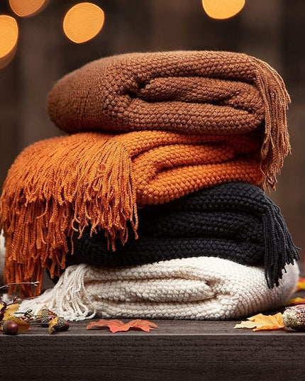 Koc z trójwymiarowym splotem z frędzlami