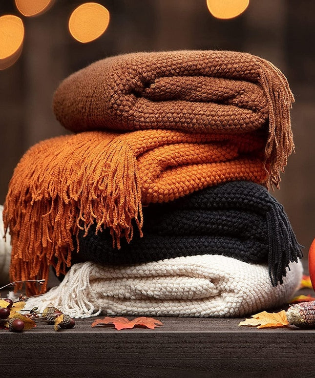 Koc z trójwymiarowym splotem z frędzlami