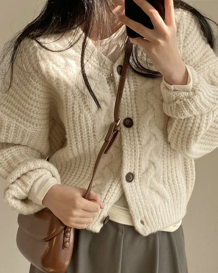 Damski sweter dziergany typu kardigan zapinany na guziki