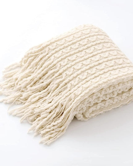 Pleciony koc z fakturą i frędzlami