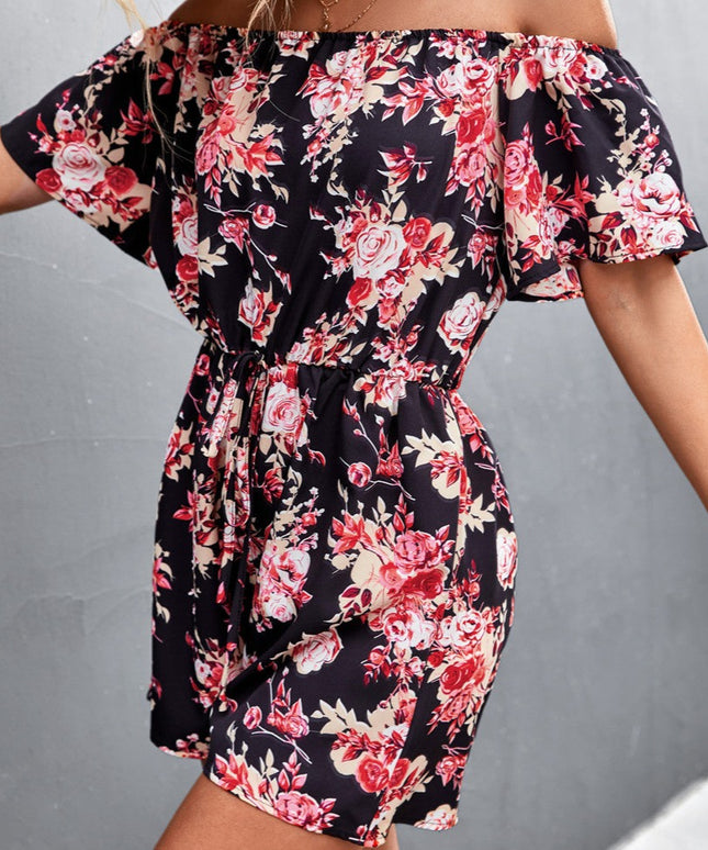 Damski kombinezon w kwiaty z odkrytymi ramionami