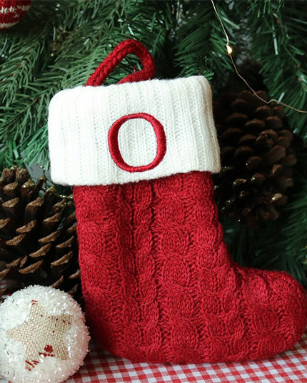 Świąteczna ozdoba wisząca w postaci skarpety z literą O