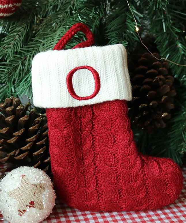 Świąteczna ozdoba wisząca w postaci skarpety z literą O