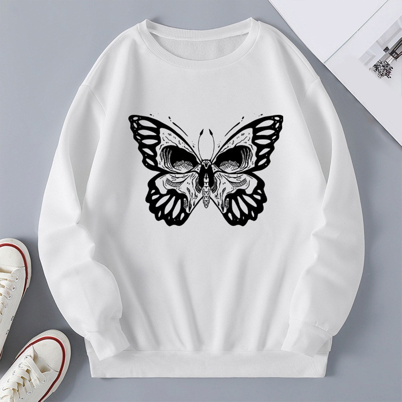 Damska bluza bez kaptura z nadrukiem motyla