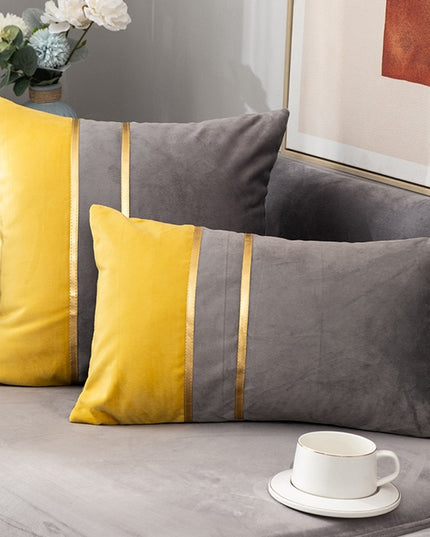 Poszewka na poduszkę dekoracyjna ze złotym elementem