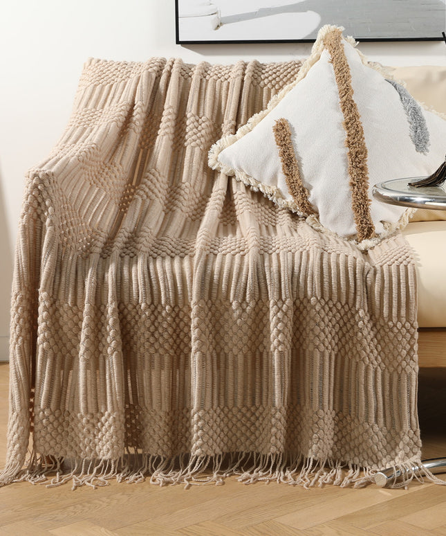 Elegancki koc z frędzlami i wytłaczaną fakturą