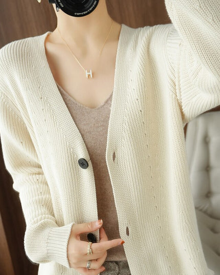 Damski sweter typu kardigan z dekoltem w serek zapinany na guziki