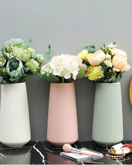 Wazon plastikowy z prążkowanym wykończeniem kształt tuba