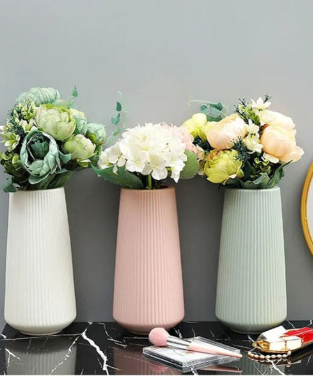 Wazon plastikowy z prążkowanym wykończeniem kształt tuba