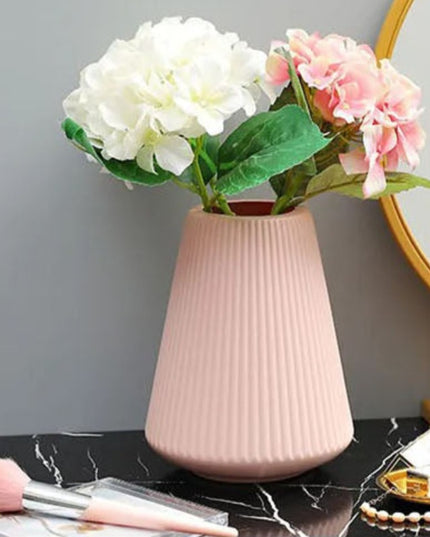 Wazon z prążkowanym wykończeniem z poszerzanym dołem