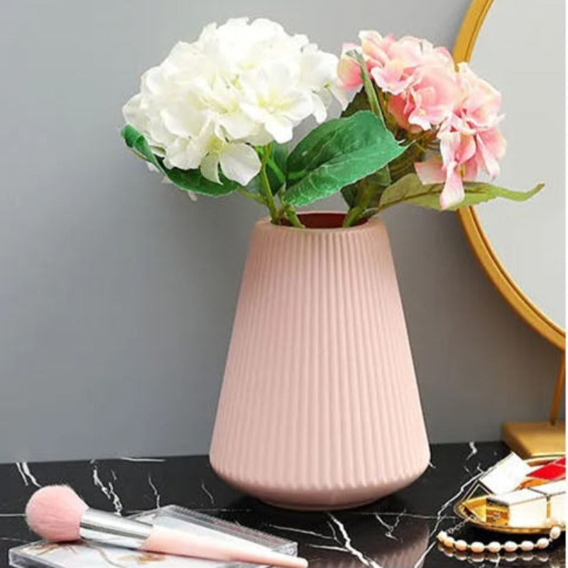 Wazon z prążkowanym wykończeniem z poszerzanym dołem