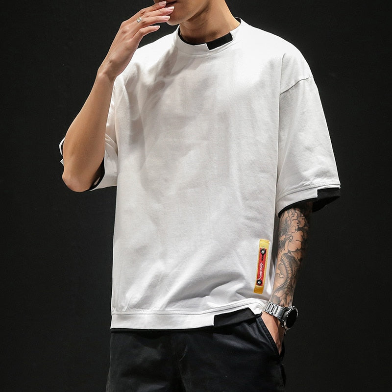 Męski T-shirt oversize z ozdobnymi wstawkami