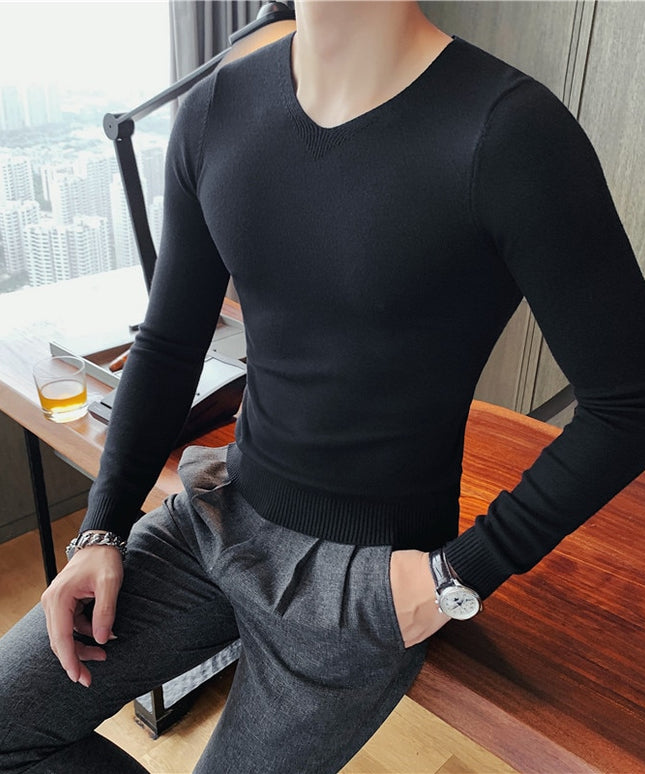 Męski sweter z dekoltem w serek o dopasowanym kroju