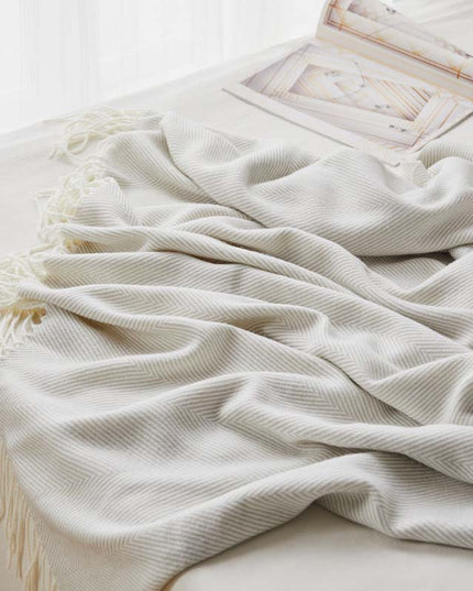 Koc we wzory o gładkiej fakturze z frędzlami