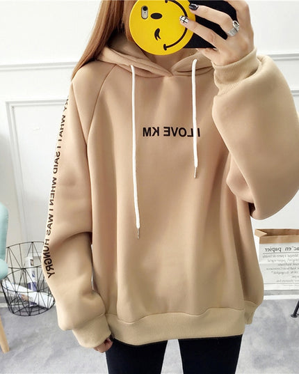 Damska bluza z napisami na rękawach