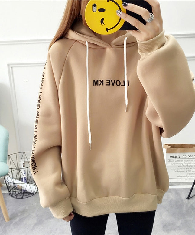 Damska bluza z napisami na rękawach