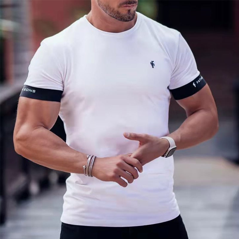 Męski T-shirt z naszywką i lamówką na rękawach
