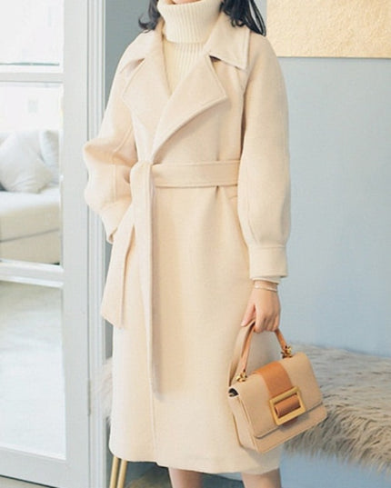 Damski płaszcz o klasycznym kroju wiązany w talii