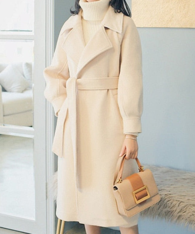 Damski płaszcz o klasycznym kroju wiązany w talii