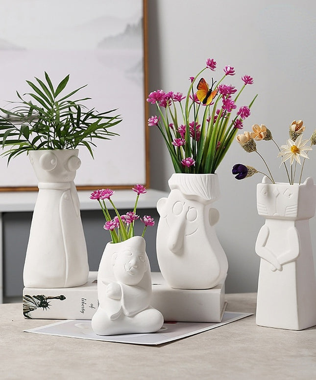 Wazon ceramiczny z motywem twarzy biały