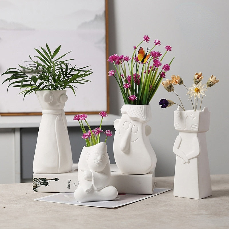 Wazon ceramiczny z motywem twarzy biały