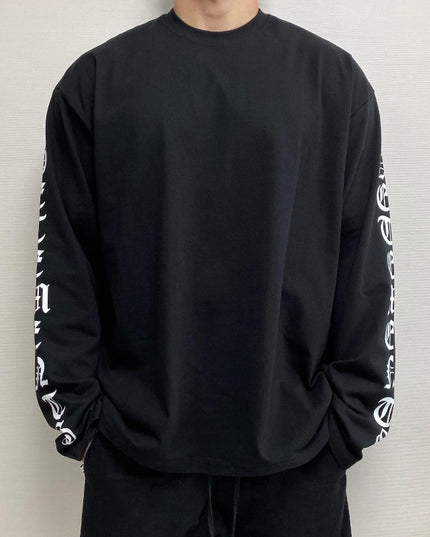 Męska koszulka z długim rękawem o prostym kroju z napisami na rękawach