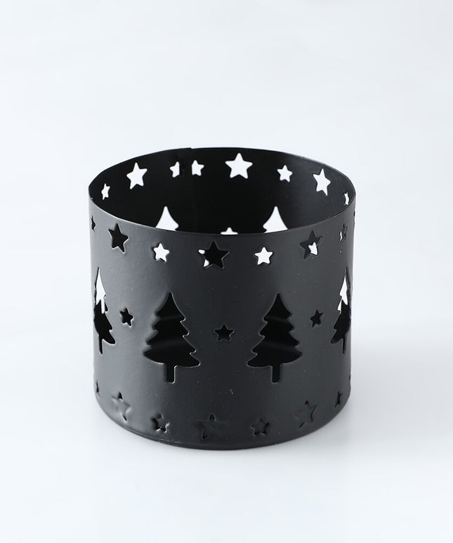 Świąteczny świecznik czarny z ażurowymi dekorami w kształcie choinek