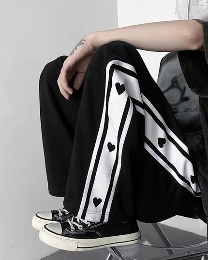 Damskie spodnie dresowe z serduszkami na nogawkach