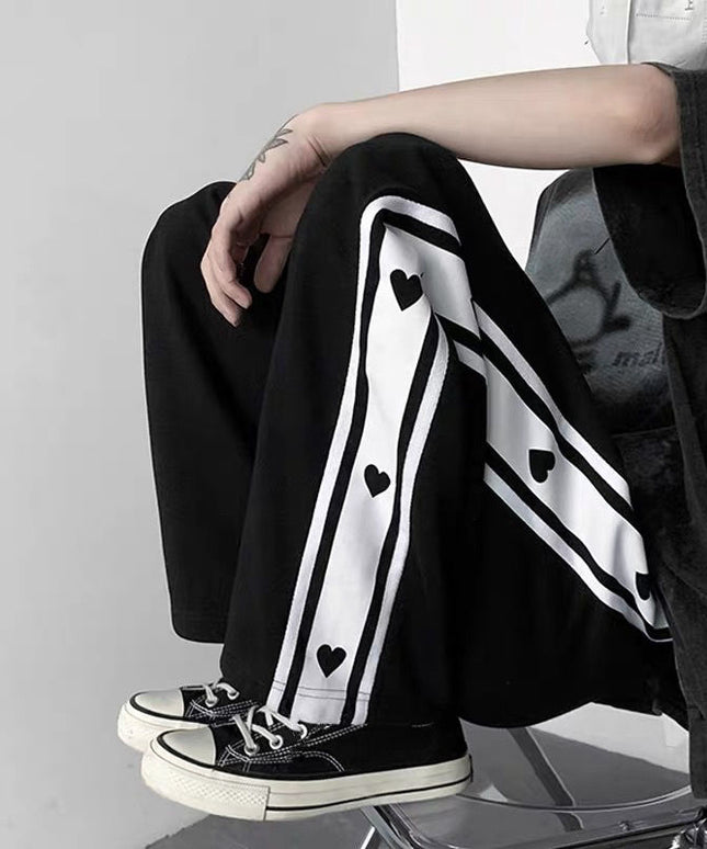 Damskie spodnie dresowe z serduszkami na nogawkach