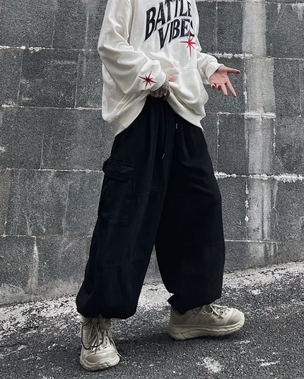 Męskie spodnie bojówki o szerokich nogawkach