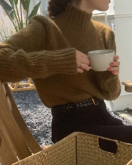 Damski sweter z golfem o prostym kroju