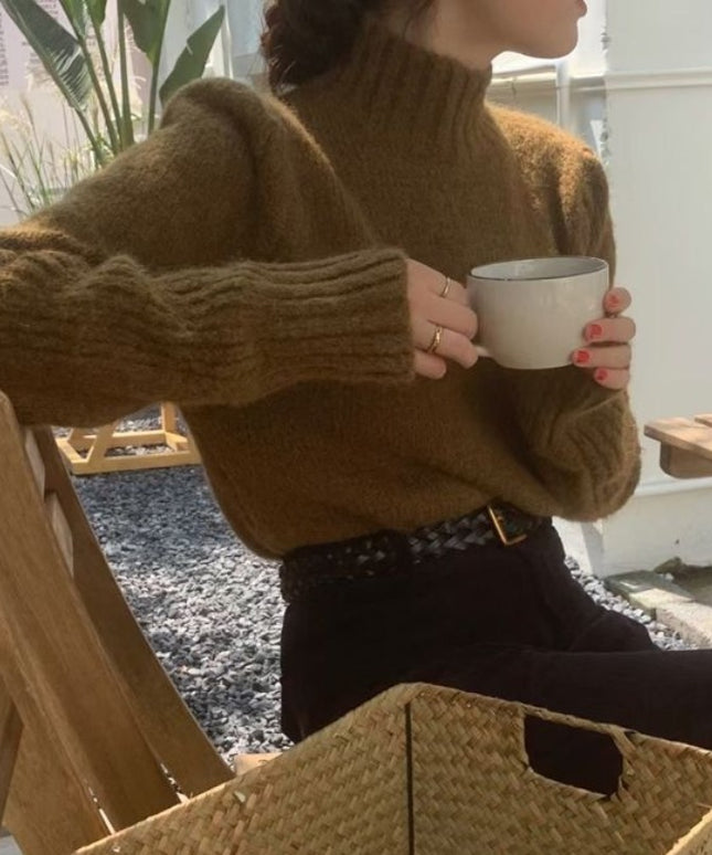 Damski sweter z golfem o prostym kroju