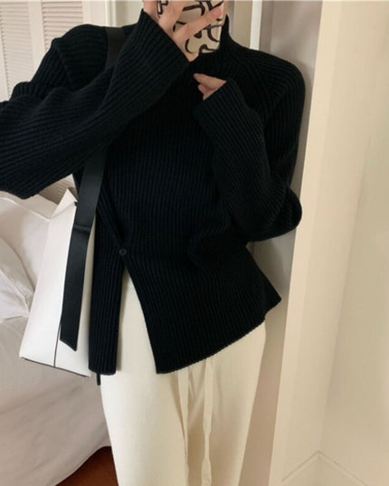 Damski sweter typu golf z ozdobnym rozcięciem