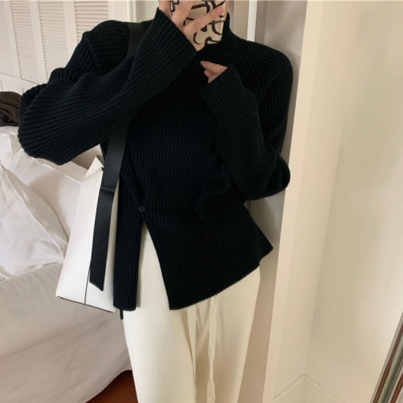 Damski sweter typu golf z ozdobnym rozcięciem
