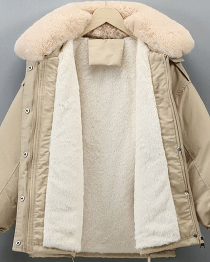 Damska kurtka zimowa o kroju parki z futrzanym kołnierzem