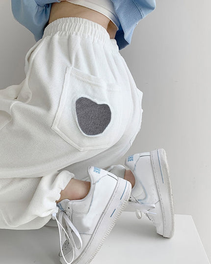 Damskie spodnie dresowe z serduszkiem na kieszonce