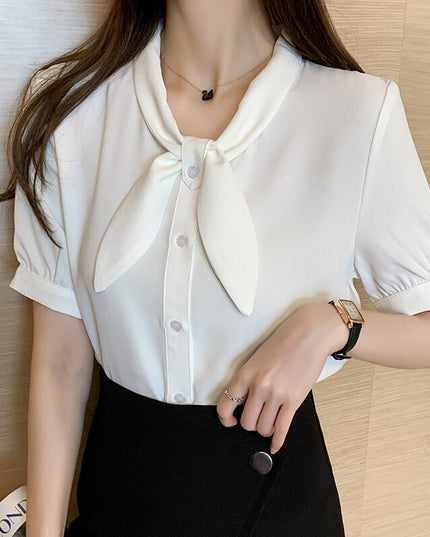 Damska koszula z krótkim rękawem z ozdobnym wiązaniem na dekolcie