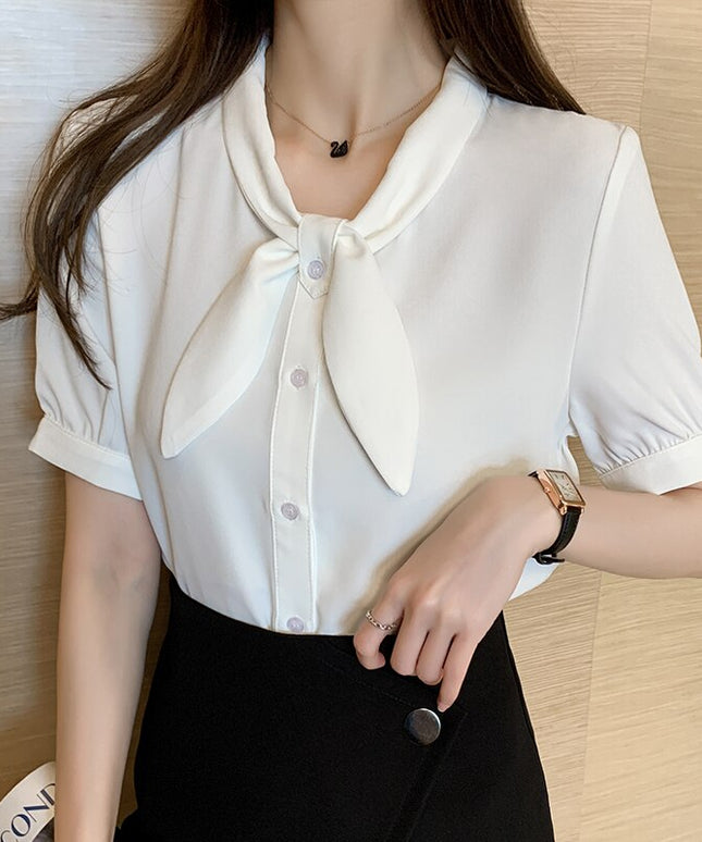 Damska koszula z krótkim rękawem z ozdobnym wiązaniem na dekolcie