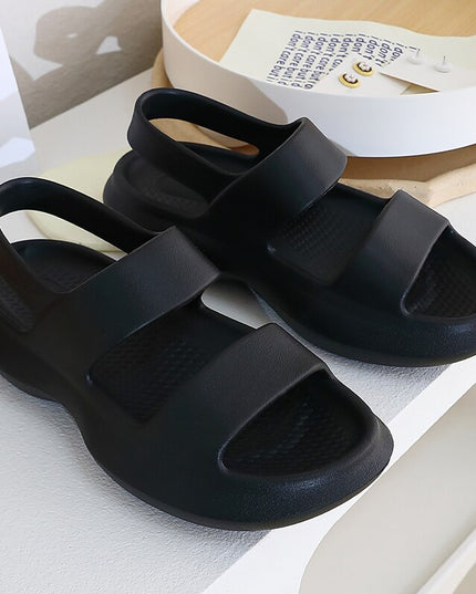 Klapki damskie z paskami i zapięciem